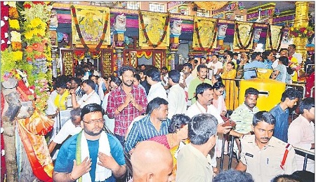 దుర్గమ్మకు ప్రత్యేక పూజలు