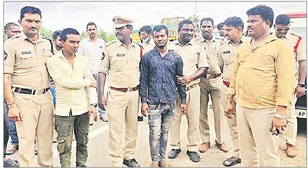 హైవేపై యాక్షన్ సినిమా తరహా ఛేజింగ్