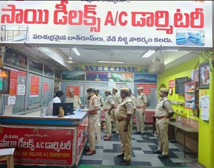 ఛలో విధ్యుత్ సౌద, మహాధర్నా సందర్భంగా నగరంలో తనిఖీ నిర్వహిస్తున్న ఎన్.టి.ఆర్.జిల్లా పోలీస్
