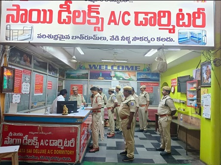 ఛలో విధ్యుత్ సౌద, మహాధర్నా సందర్భంగా నగరంలో తనిఖీ నిర్వహిస్తున్న ఎన్.టి.ఆర్.జిల్లా పోలీస్