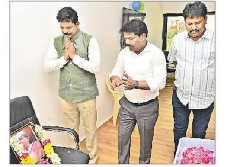 టంగుటూరి సేవలు ఎనలేనివి