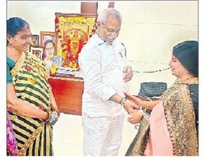 ఎమ్మెల్యేకు రాఖీ కట్టిన మేయర్