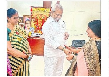 ఎమ్మెల్యేకు రాఖీ కట్టిన మేయర్