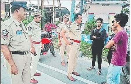 ట్రాఫిక్ నిబంధనలు కచ్చితంగా పాటించాలి