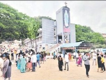 గుణదల మేరీమాత పుణ్యక్షేత్రంలో భక్తుల సందడి