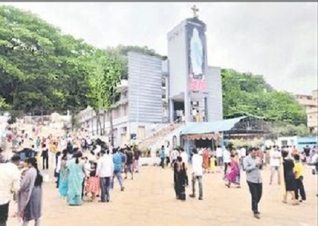 గుణదల మేరీమాత పుణ్యక్షేత్రంలో భక్తుల సందడి