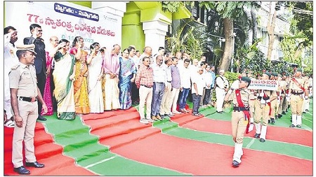 త్రివర్ణ పతాక రెపరెపలు
