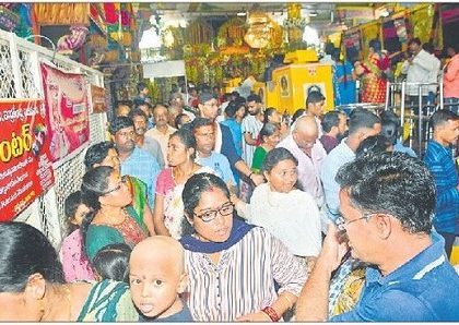 దుర్గమ్మ సన్నిధిలో భక్తుల రద్దీ