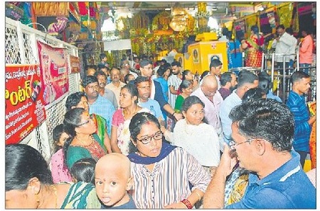 దుర్గమ్మ సన్నిధిలో భక్తుల రద్దీ
