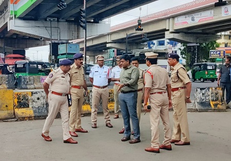 ట్రాఫిక్ నియంత్రణ దృష్ట్యా బందర్ రోడ్డు, పరిసర ప్రాంతాలను పరిశీలించిన పోలీస్ కమీషనర్ శ్రీ కాంతి రాణా టాటా ఐ.పి.ఎస్.గారు