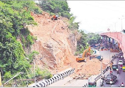 ముమ్మరంగా  కొండచరియలు తొలగింపు