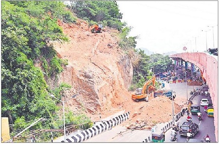 ముమ్మరంగా  కొండచరియలు తొలగింపు