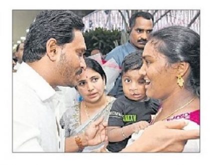రెండున్నరేళ్ల చిన్నారికి రూ.లక్ష సాయం
