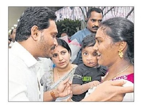 రెండున్నరేళ్ల చిన్నారికి రూ.లక్ష సాయం