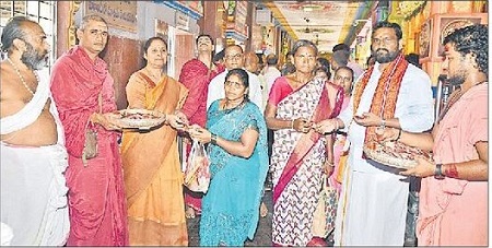 దుర్గమ్మ భక్తులకు కుంకుమ ప్రసాదం