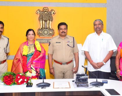 స్వచ్చంద పదవీ విరమణ పొందిన  శ్రీమతి పి.రాజమణి గారికి ఆత్మీయ వీడ్కోలు పలికిన ఇన్ చార్జ్ డి.సి.పి. శ్రీ  ఎం.రవీంద్రబాబు ఐ.పి.ఎస్. గారు మరియు అడ్మిన్ డి.సి.పి. శ్రీ మోకా సత్తిబాబు గార్లు