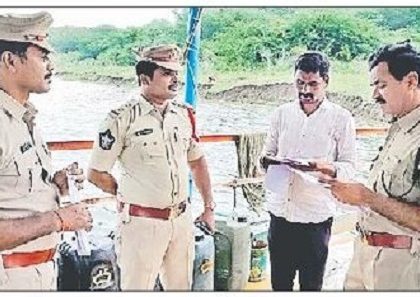 నిబంధనలు పాటించని బల్లకట్టు నిర్వాహకులు - కేసు నమోదు చేసిన పోలీసులు