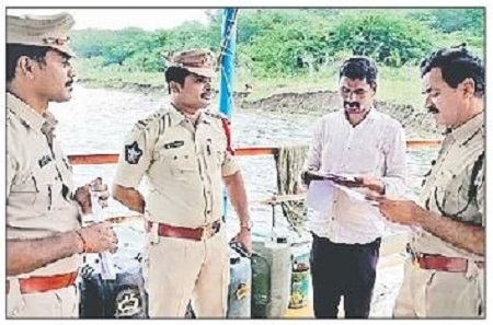 నిబంధనలు పాటించని బల్లకట్టు నిర్వాహకులు - కేసు నమోదు చేసిన పోలీసులు