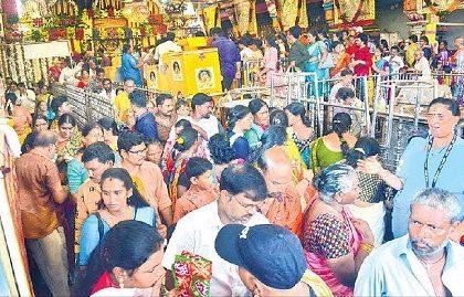 దుర్గమ్మకు ప్రత్యేక పూజలు