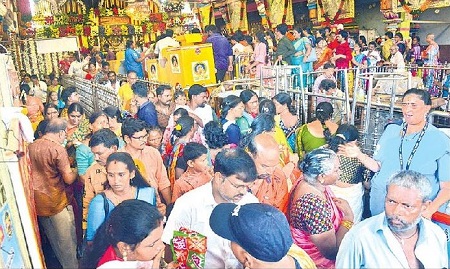 దుర్గమ్మకు ప్రత్యేక పూజలు