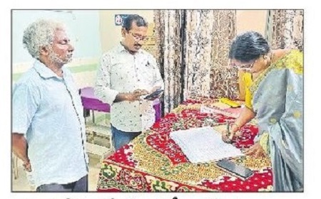 డీఎంహెచ్ఓ అర్ధరాత్రి ఆకస్మిక తనిఖీలు