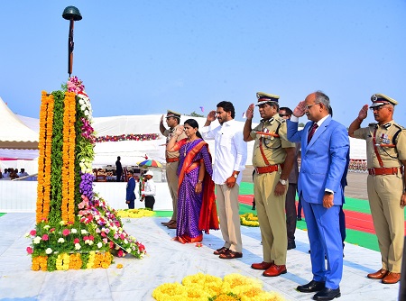 ఇందిరా గాంధీ మునిసిపల్ స్టేడియం నందు ఘనంగా నిర్వహించిన పోలీస్ అమరవీరుల సంస్కరణ దినోత్సవం