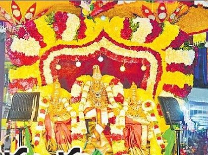 దుర్గమ్మకు ప్రణమిల్లి..