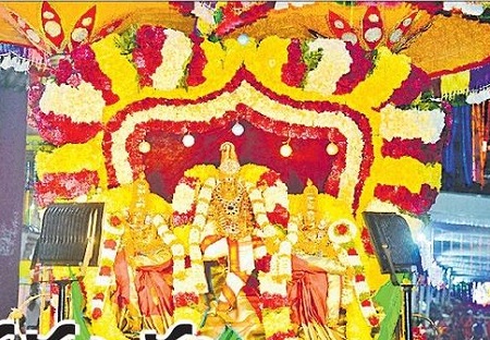 దుర్గమ్మకు ప్రణమిల్లి..