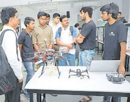 పాఠాలే కాదు... జీవిత పాఠాలూ నేర్పాలి