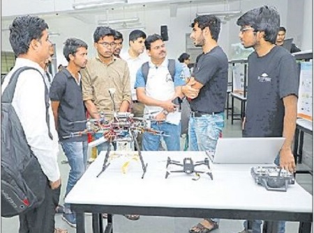 పాఠాలే కాదు... జీవిత పాఠాలూ నేర్పాలి