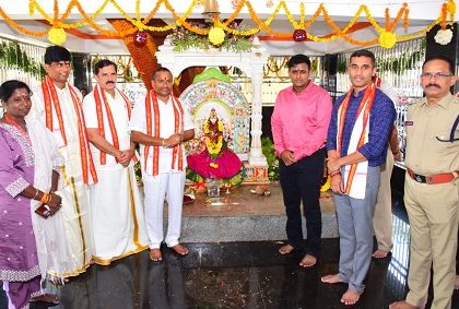 దసరా ఉత్సవాల ముగింపు సందర్భంగా వన్ టౌన్ పోలీస్ స్టేషన్ ఆవరణలో చండి హోమం మరియు పూర్ణాహుతి కార్యక్రమాలు