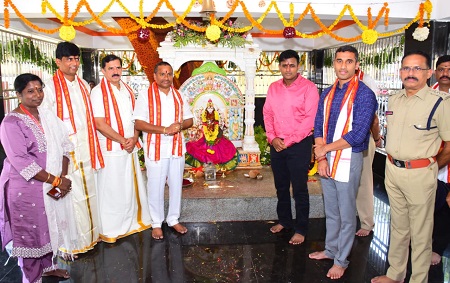 దసరా ఉత్సవాల ముగింపు సందర్భంగా వన్ టౌన్ పోలీస్ స్టేషన్ ఆవరణలో చండి హోమం మరియు పూర్ణాహుతి కార్యక్రమాలు