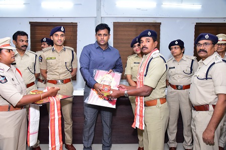 పోలీసు సిబ్బందికి అభినందనలు