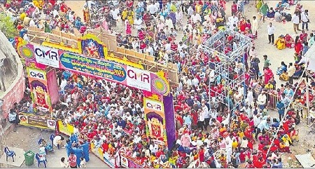 కిక్కిరిసిన దుర్గమ్మ కొండ