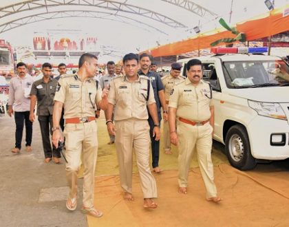 దసరా శరన్నవరాత్రి మహోత్సవాల భద్రతా ఏర్పాట్లను  స్వయంగా పర్యవేక్షిస్తున్న నగర పోలీస్ కమీషనర్ శ్రీ కాంతి రాణా టాటా  ఐ.పి.ఎస్. గారు
