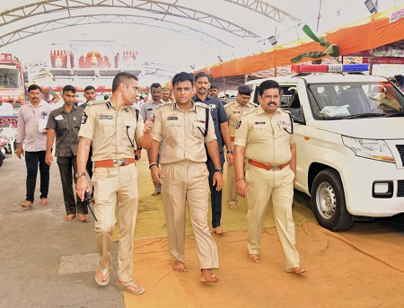 దసరా శరన్నవరాత్రి మహోత్సవాల భద్రతా ఏర్పాట్లను స్వయంగా పర్యవేక్షిస్తున్న నగర పోలీస్ కమీషనర్ శ్రీ కాంతి రాణా టాటా ఐ.పి.ఎస్. గారు