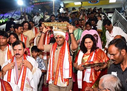 దుర్గమ్మకు పట్టు వస్త్రాలు సమర్పించిన కమిషనర్