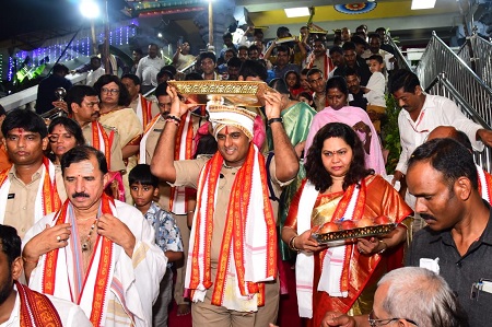 దుర్గమ్మకు పట్టు వస్త్రాలు సమర్పించిన కమిషనర్
