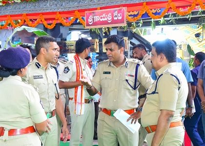 దసరా శరన్నవరాత్రి మహోత్సవాలను స్వయంగా పర్యవేక్షిస్తున్న నగర పోలీస్ కమీషనర్ శ్రీ కాంతి రాణా టాటా ఐ.పి.ఎస్.గారు