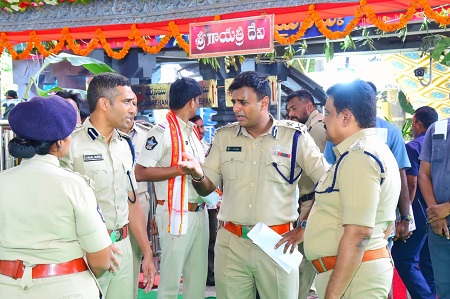 దసరా శరన్నవరాత్రి మహోత్సవాలను స్వయంగా పర్యవేక్షిస్తున్న నగర పోలీస్ కమీషనర్ శ్రీ కాంతి రాణా టాటా ఐ.పి.ఎస్.గారు