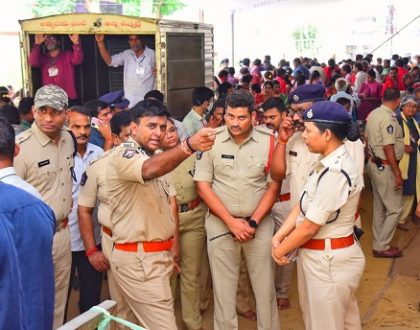 దసరా మహోత్సవాలను పర్యవేక్షిస్తున్న పోలీస్ కమీషనర్ శ్రీ కాంతి రాణా టాటా ఐ.పి.ఎస్.గారు