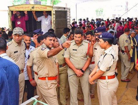 దసరా మహోత్సవాలను పర్యవేక్షిస్తున్న పోలీస్ కమీషనర్ శ్రీ కాంతి రాణా టాటా ఐ.పి.ఎస్.గారు