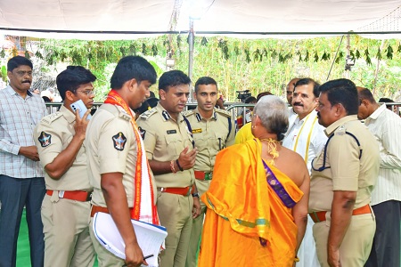 దసరా మహోత్సవాలను పర్యవేక్షిస్తున్న పోలీస్ కమీషనర్ శ్రీ కాంతి రాణా టాటా ఐ.పి.ఎస్.గారు