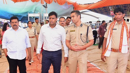 దసరా మహోత్సవాలను పర్యవేక్షిస్తున్న పోలీస్ కమీషనర్ శ్రీ కాంతి రాణా టాటా ఐపిఎస్ గారు