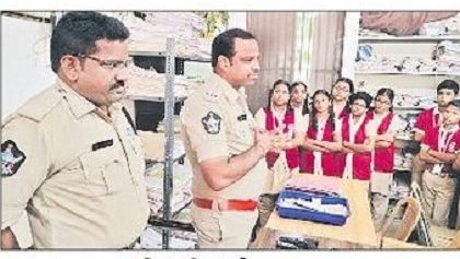పోలీసు స్టేషన్ లో ఓపెన్ హౌస్