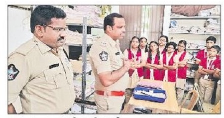 పోలీసు స్టేషన్ లో ఓపెన్ హౌస్