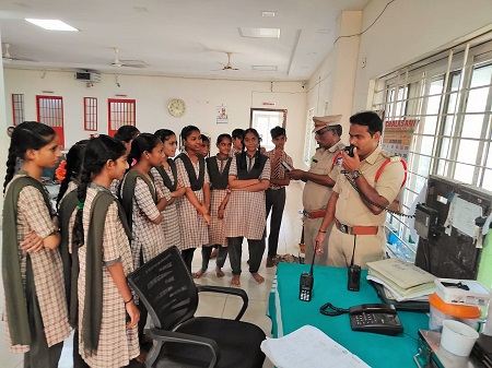 పోలీసు  స్టేషన్ లో ఓపెన్ హౌస్