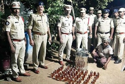 138 మద్యం సీసాలు స్వాధీనం