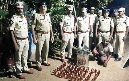 138 మద్యం సీసాలు స్వాధీనం