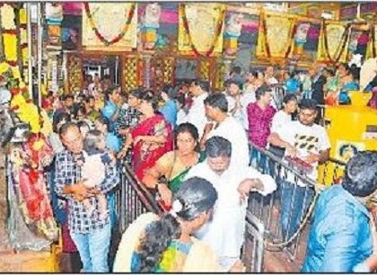 వరుస సెలవులతో ఇంద్రకీలాద్రిపై భక్తుల రద్దీ